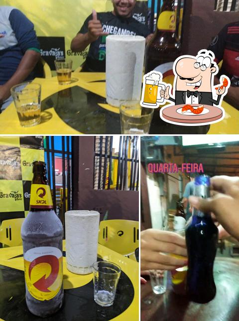 Desfute um copo de cerveja leve ou escura