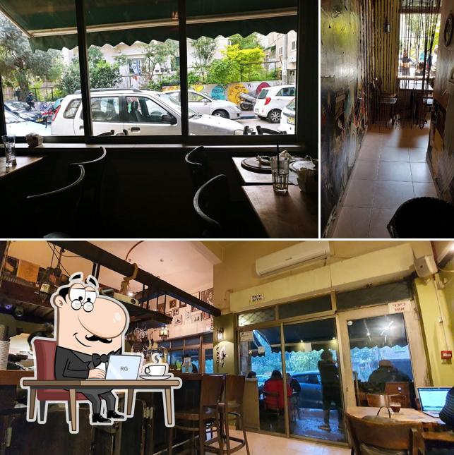 Installez-vous à l'une des tables de Elika Artbar Cafe