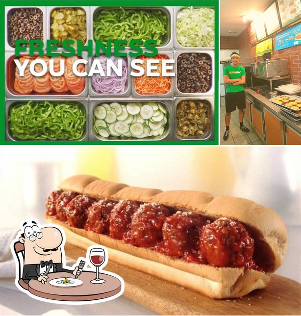 Это фотография, где изображены еда и внутреннее оформление в Subway