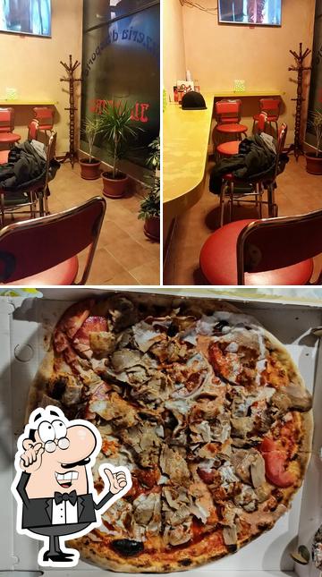 Parmi les différentes choses de la intérieur et la pizza, une personne peut trouver sur Il Cairo