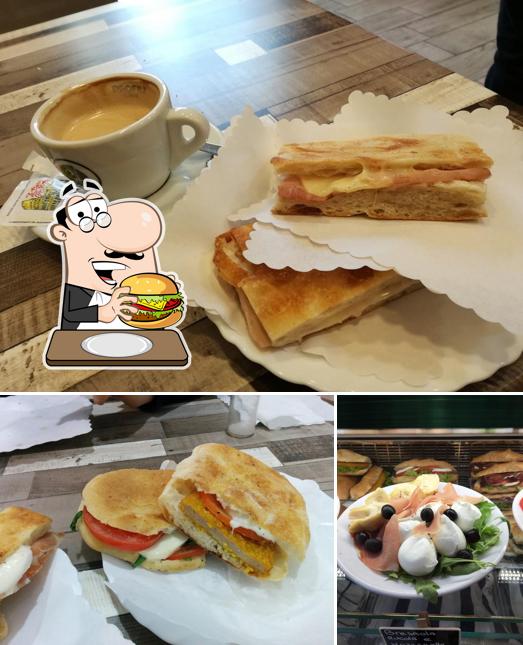Prova un hamburger a Caffetteria San Pietro