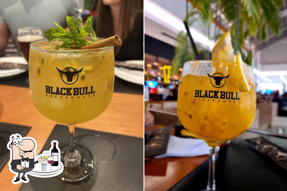 O Black Bull Steakhouse serve álcool