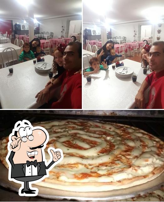 Esta é a imagem ilustrando interior e comida a Ditina Pizzaria