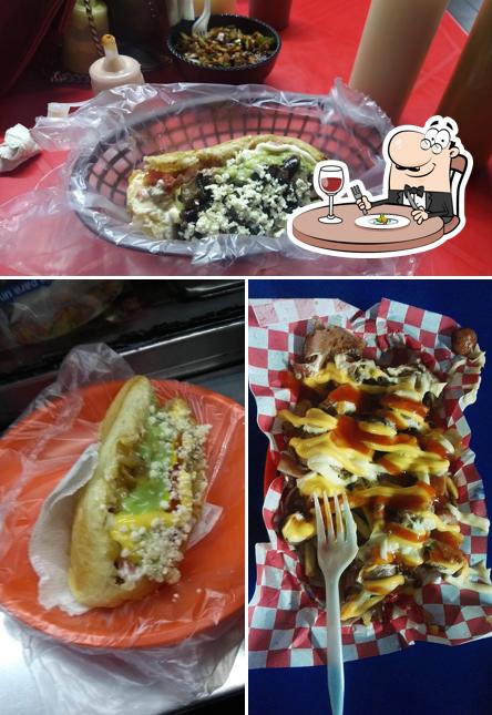 Еда в "Hotdogs Los Guasaveños"