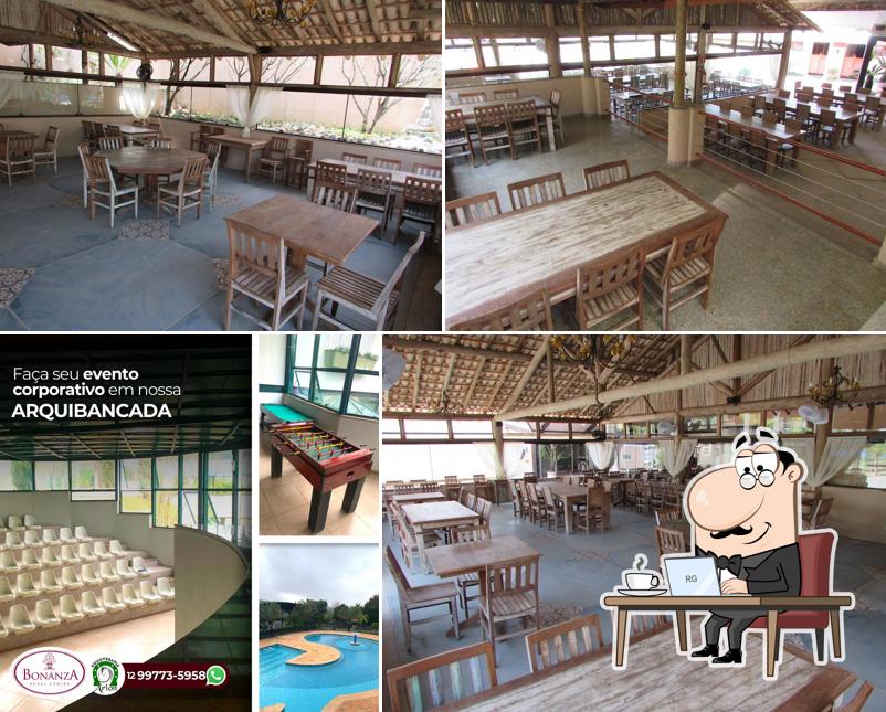 Sente em uma das mesas no Bonanza Rural Center