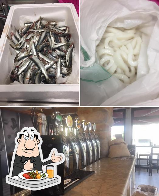 La immagine della cibo e interni di Sar Cek caffetteria cucina birreria