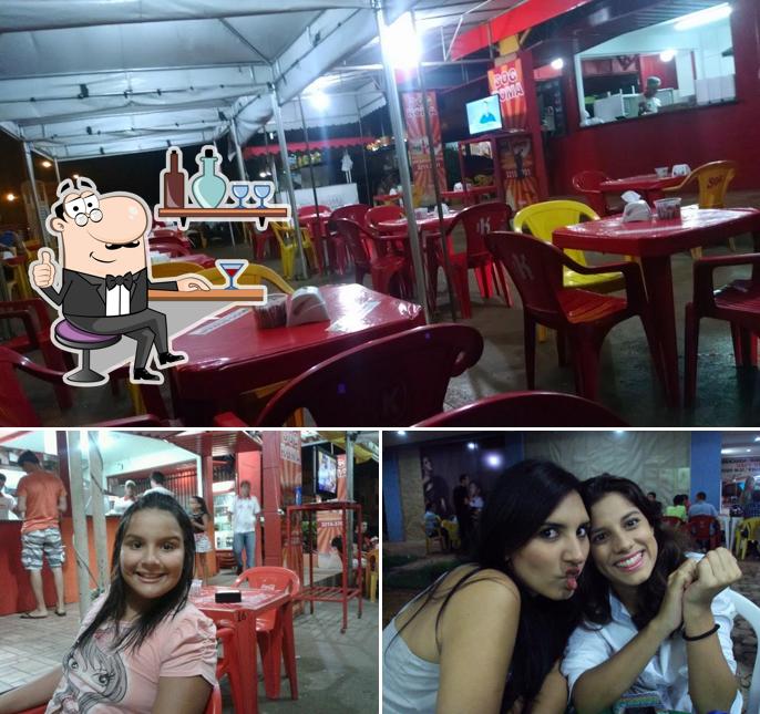 Sente em uma das mesas no Dog Roma