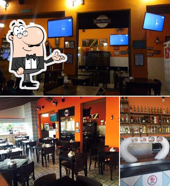 Sente em uma das mesas no Boa Prosa Botequim