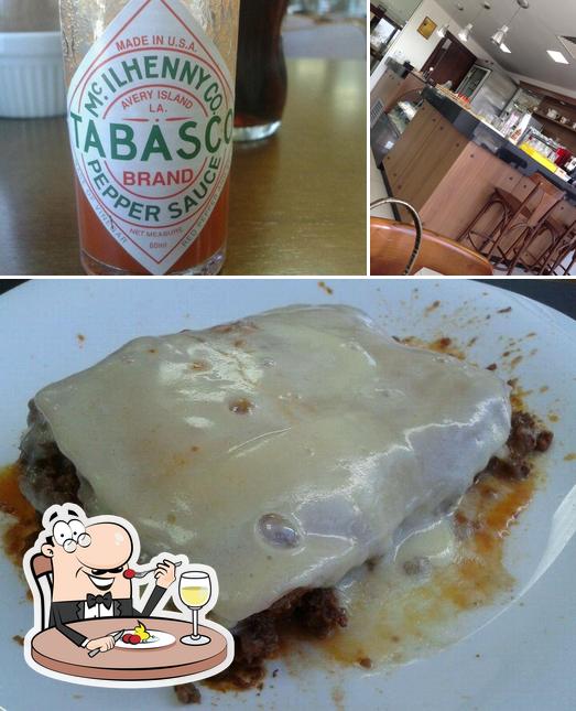 Esta é a imagem apresentando comida e cerveja no Cafe Acorianos