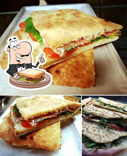 Prenditi un panino a Lion Cafe