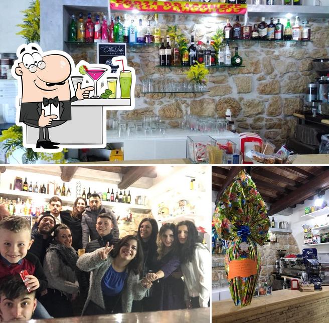 La photo de la comptoir de bar et intérieur concernant Otra vida lounge bar