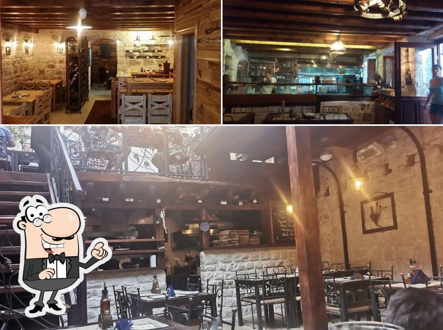 Gli interni di Restoran Capo