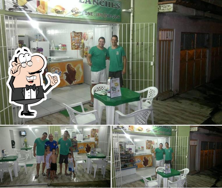 Sente em uma das mesas no Taz Lanches