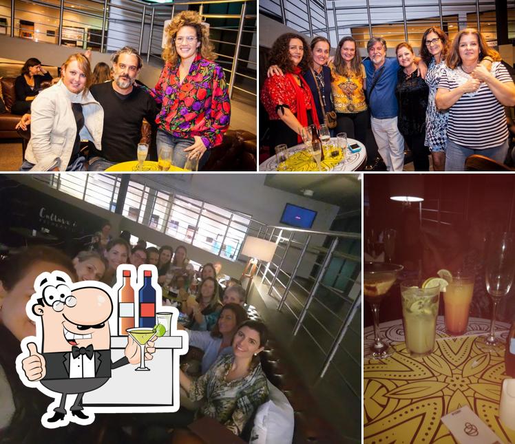 A balcão de bar e mesa de jantar do restaurante