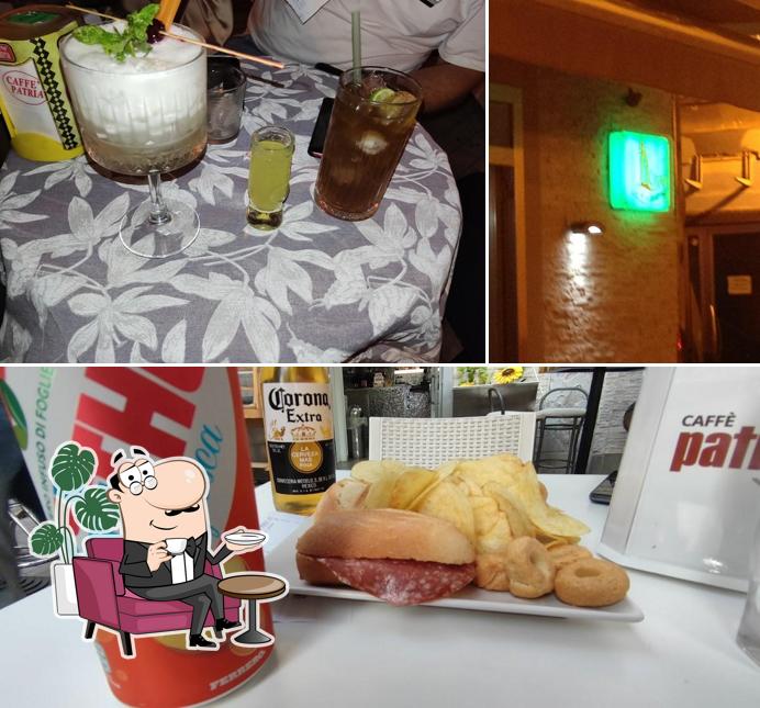 L’image de la intérieur et burger de Dubai Lounge’s
