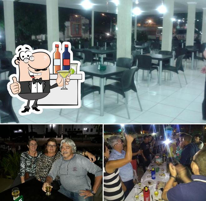 A Algo Mais Churrascaria se destaca pelo balcão de bar e interior