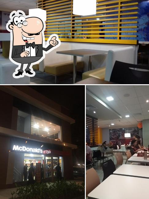 Sente em uma das mesas no McDonald's