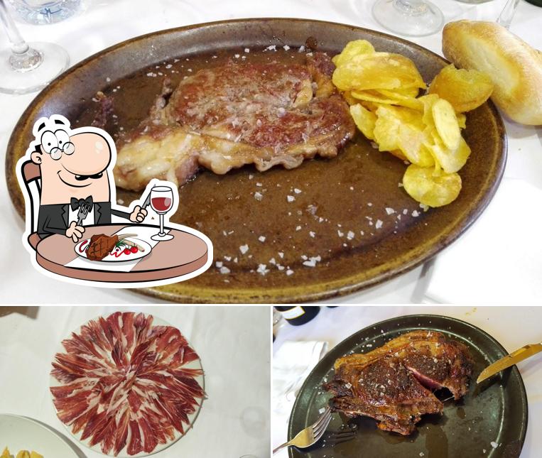 Pide un plato con carne en Restaurante Rincon de Joaquin