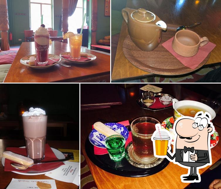 Закажите различные напитки, представленные в "Tadshikische Teestube"