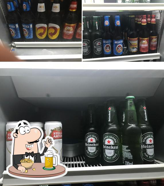 Desfute uma tulipa de cerveja leve ou escura