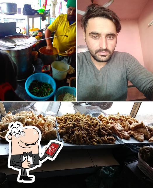 Raju Samosa and Pakora House