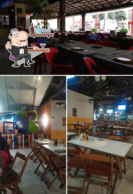 Sente em uma das mesas no Grill Mania Jardim Camburi