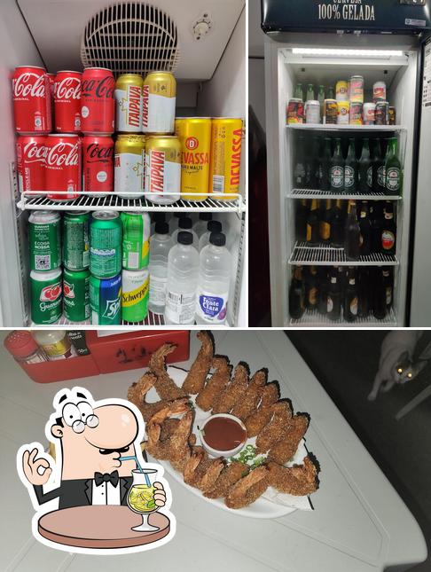 Confira a imagem ilustrando bebida e comida no China Petiscos