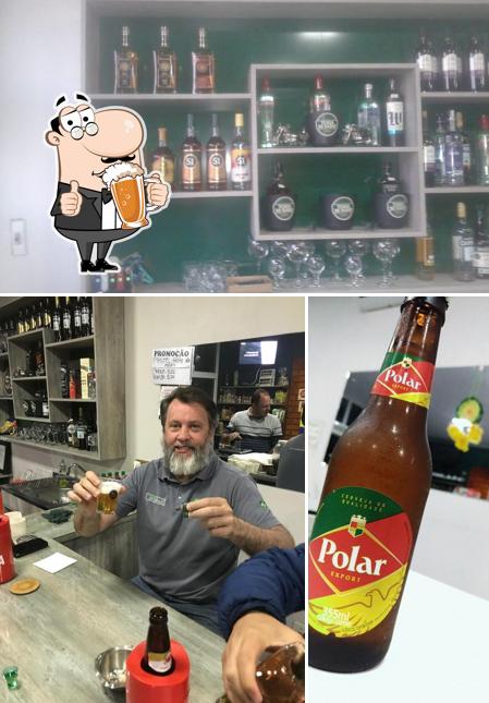 Desfute uma tulipa de cerveja leve ou escura