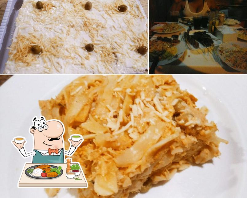 Dê uma olhada a foto apresentando comida e mesa de jantar a Lió Espetaria