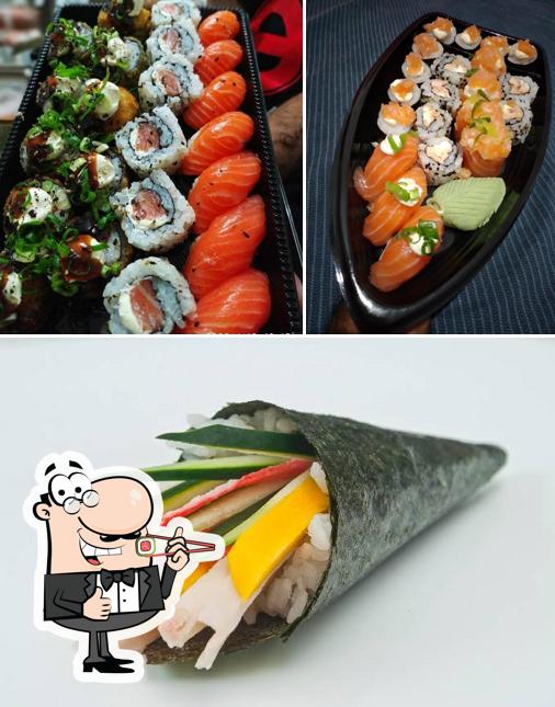 Rolos de sushi são oferecidos por Japacheco - restaurante de comida japonesa em Diadema