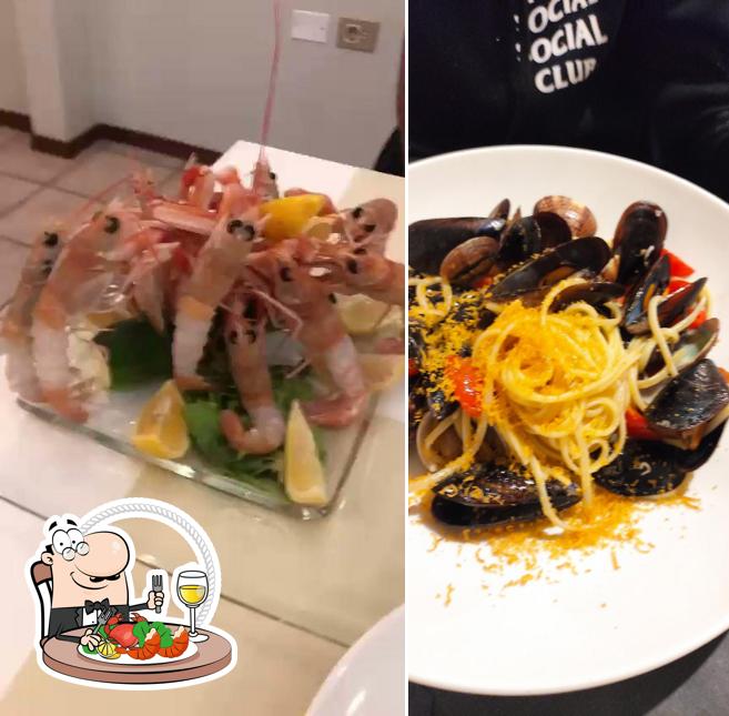 Prenditi tra i molti prodotti di cucina di mare offerti a Trattoria Bar da Alba e Nicola civico 18