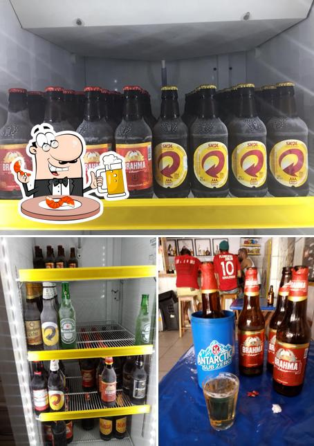 Desfute um copo de cerveja leve ou escura