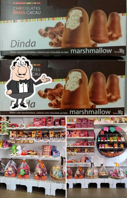 A foto da interior e sobremesa no Chocolates Brasil Cacau
