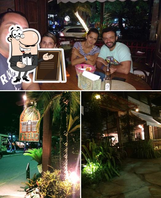 A foto da exterior e mesa de jantar no Freijó Pizza Bar e Arte