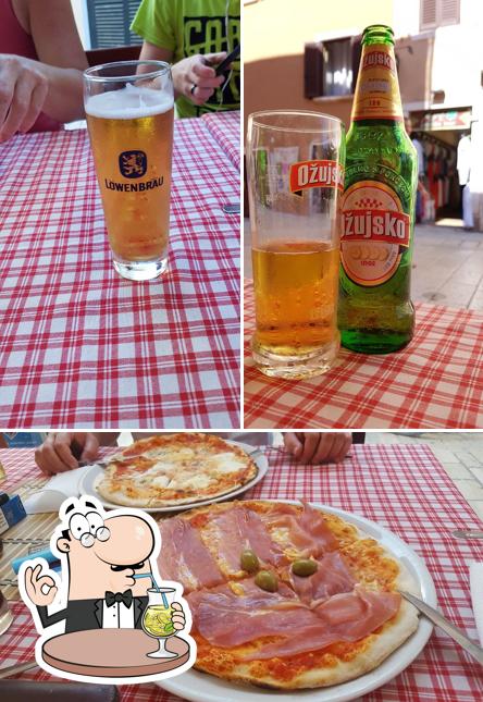 Tra le varie cose da PIZZERIA LEONE si possono trovare la bevanda e pizza