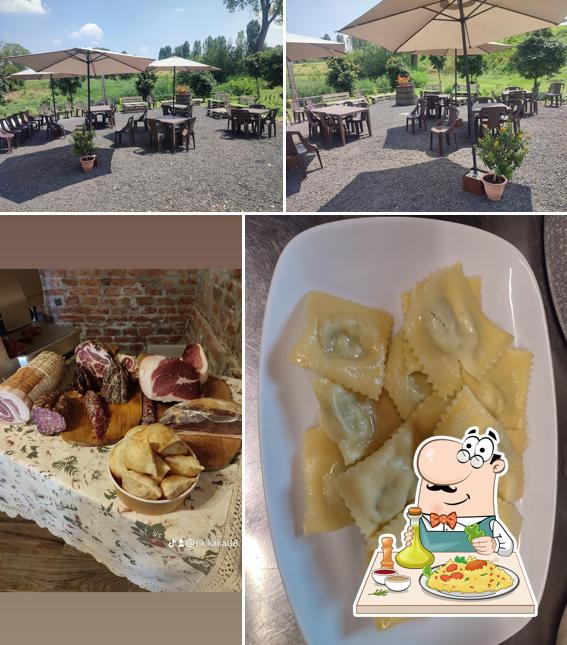 Al Budri Agriturismo si caratterizza per la cibo e interni