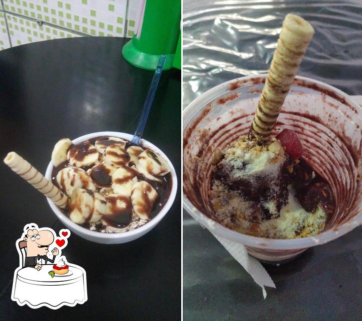 Delícia De Açaí serve uma escolha de pratos doces