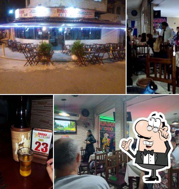 Sente em uma das mesas no Bar Boa Boca Videokê - Aluguel de Videokê