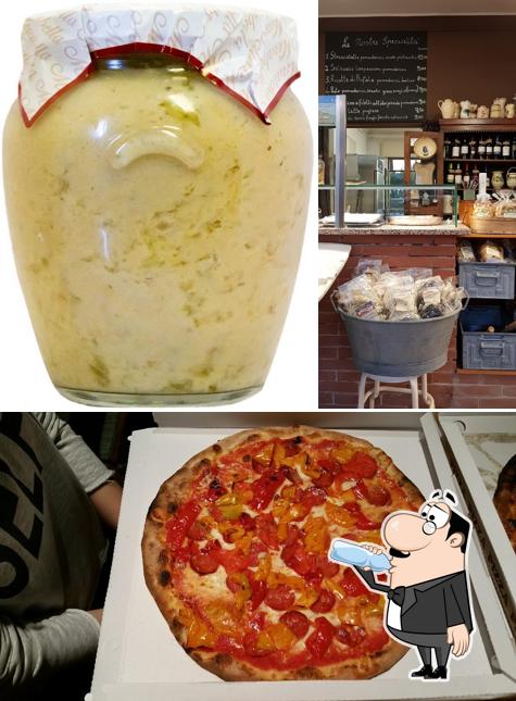 La immagine della bevanda e pizza di Pizzeria al Trullo