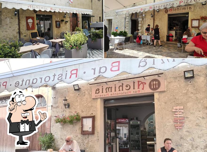 Dai un'occhiata agli interni di Alchimia Bar Ristorante Pizzeria