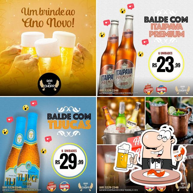 Desfute um copo de cerveja leve ou escura