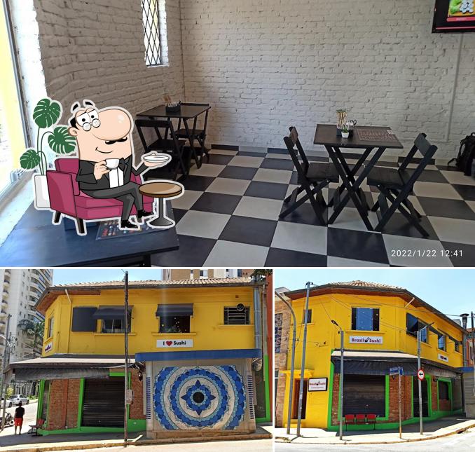 Entre diferentes coisas, interior e exterior podem ser encontrados no Brazil Sushi