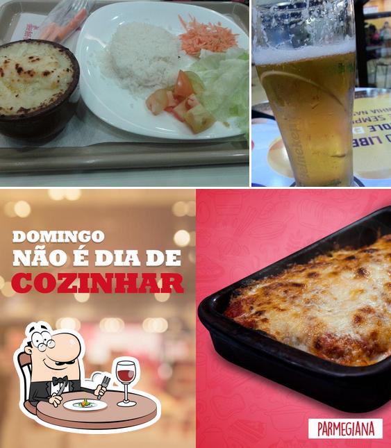 A comida e cerveja do restaurante