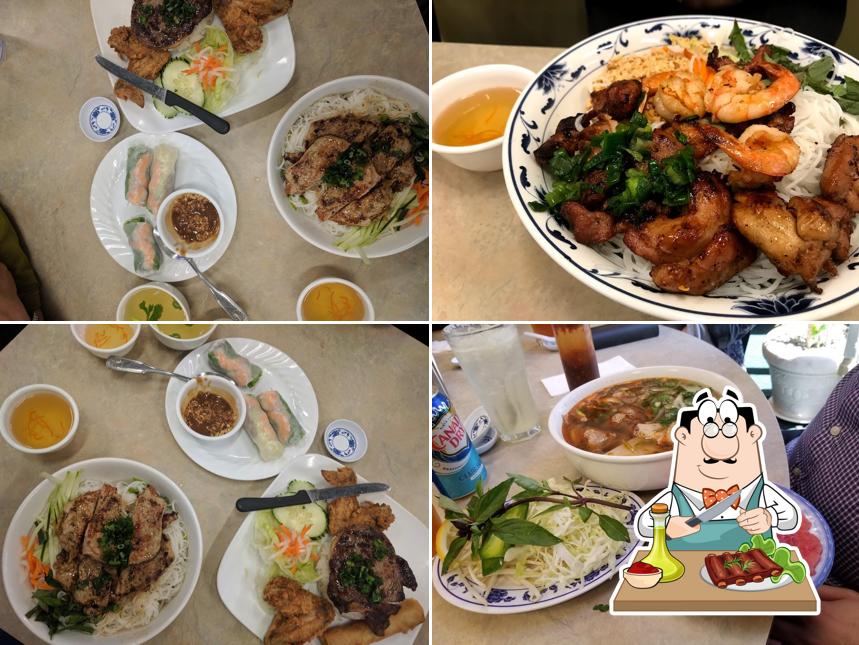Мясные блюда подают в "Phở Little Saigon"