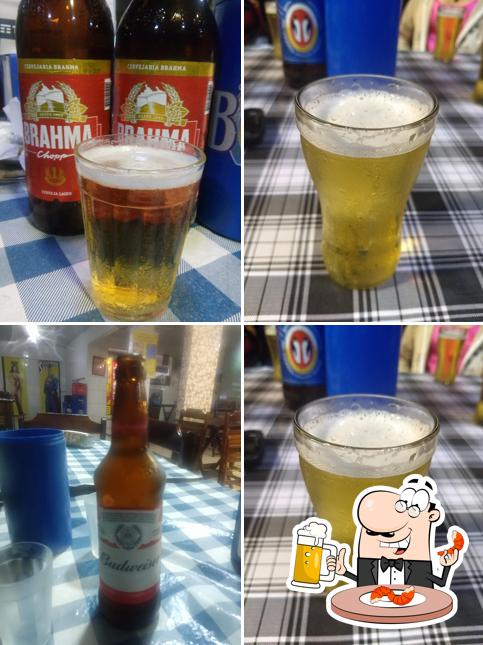 Desfute um copo de cerveja leve ou escura