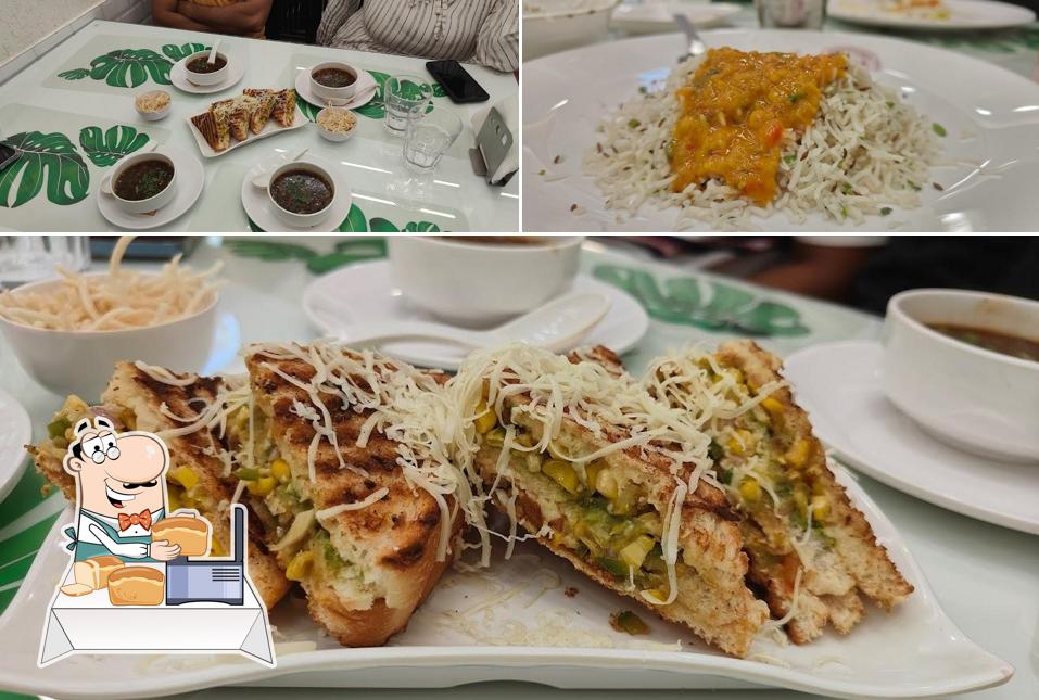 Garlic bread at DM's Bagicha Corner