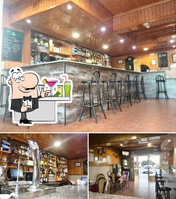 Estas son las imágenes donde puedes ver barra de bar y interior en Bar Restaurante Belén S. L