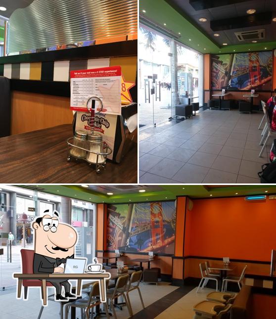 L'intérieur de Hardee's