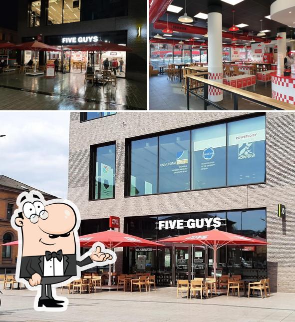 Découvrez l'intérieur de Five Guys Burgers and Fries Bonn Hauptbahnhof