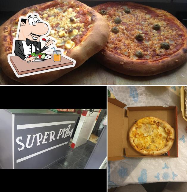 Voici la photo indiquant la nourriture et intérieur sur Super Pizza